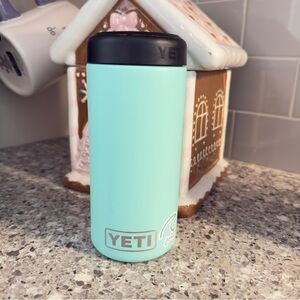 Yeti Mint Tumbler with Black Lid
